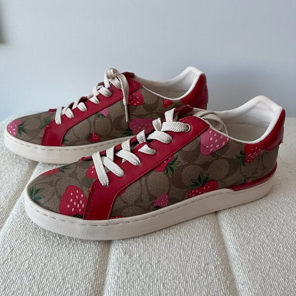 Coach Clip Low Top Sneaker In Signature Canvas With Wild Strawberry Print - Picture 4 of 11